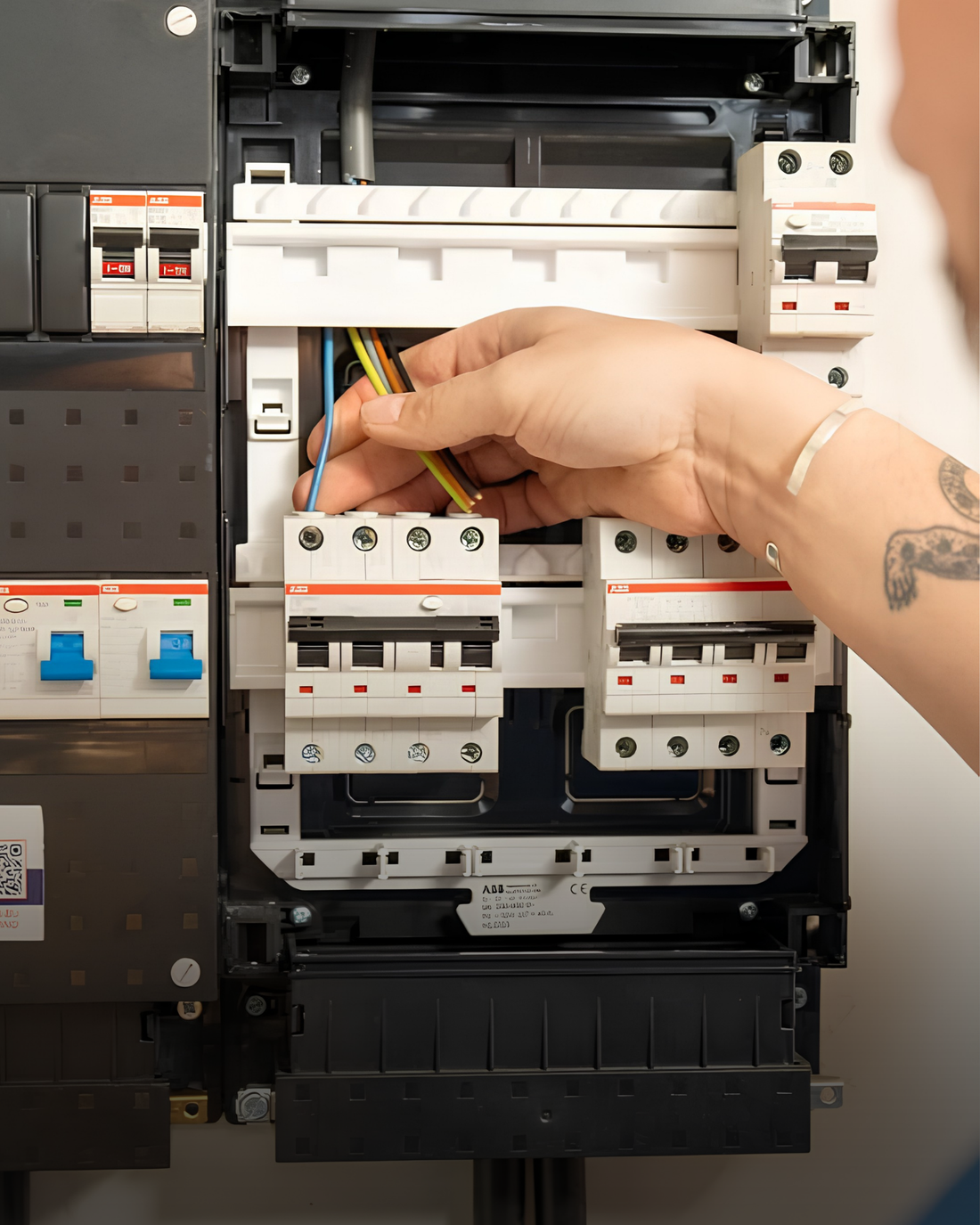 Elektricien sluit een 3-fase aansluiting aan in de groepenkast