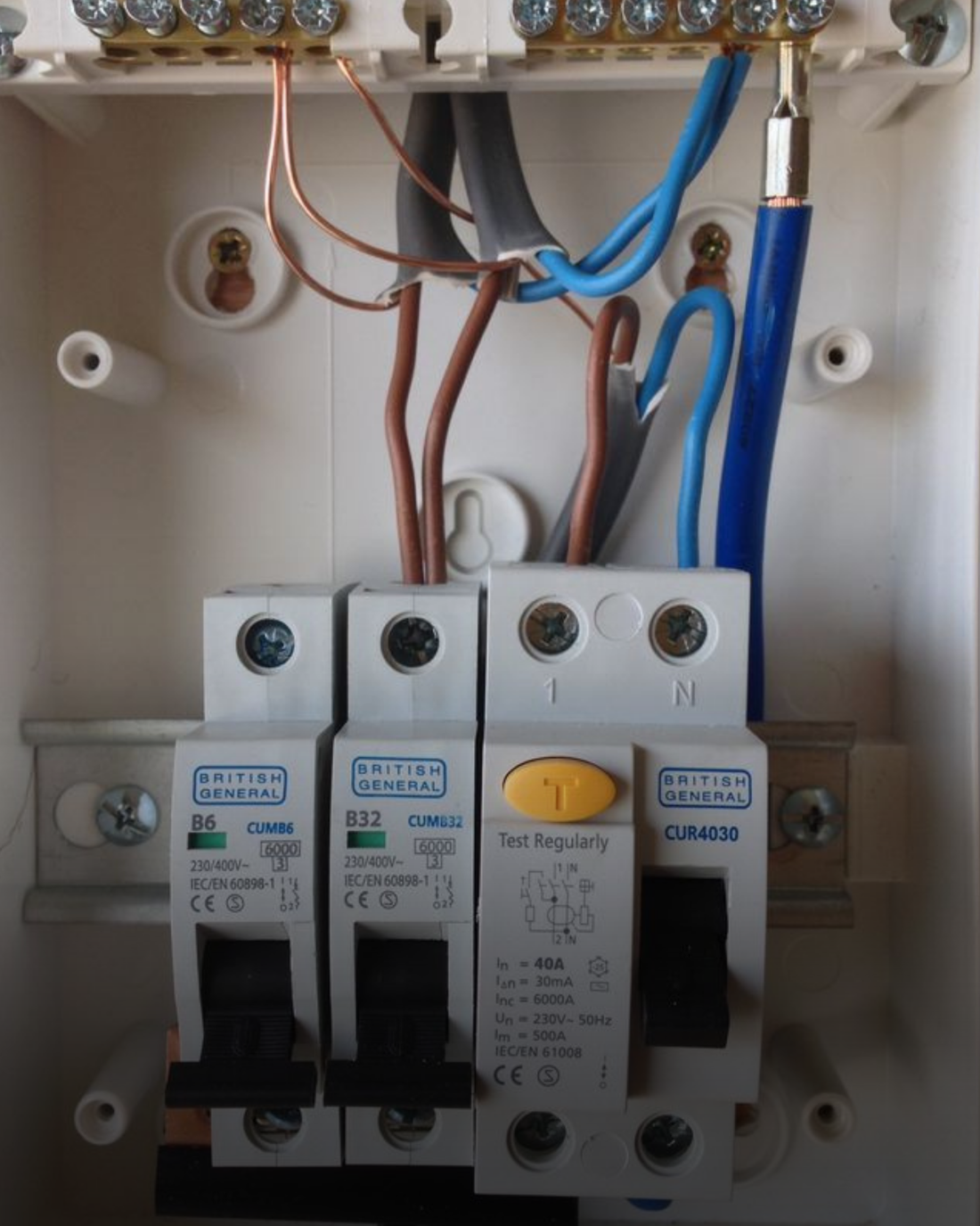 Krachtstroomkast met driefasige bedrading en installatieautomaten