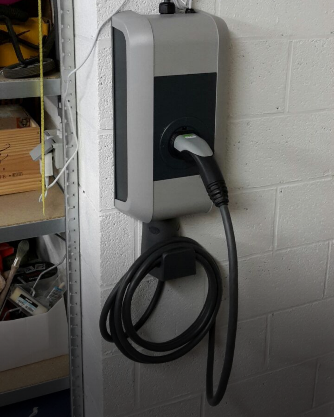 Wandgemonteerde laadpaal met laadkabel voor veilig thuisladen van een elektrische auto