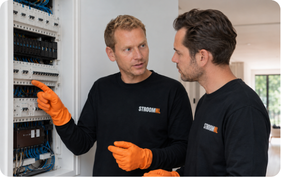 Elektricien bespreekt veilig elektrotechnisch advies met een klant