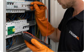 Elektricien rondt werkzaamheden aan een groepenkast veilig en netjes af