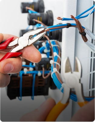 Elektricien sluit nieuwe bedrading aan voor een veilige elektrische installatie